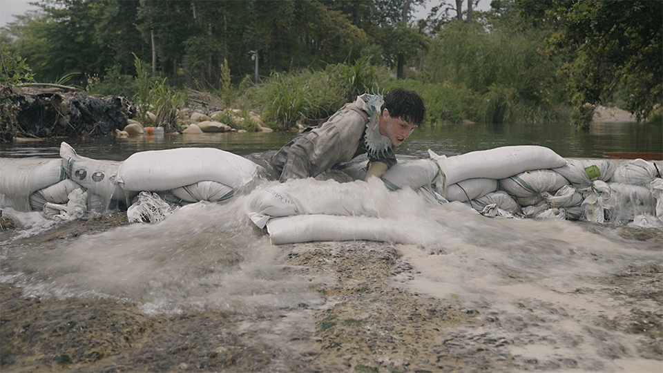 https://www.abrideswardt.com/files/gimgs/th-81_Stills from Abri de Swardt, Kammakamma (2022-2024), Synchronised two-channel projection, configurable screens, sand from Macassar Dunes, and costumes, 16’54 min.jpg